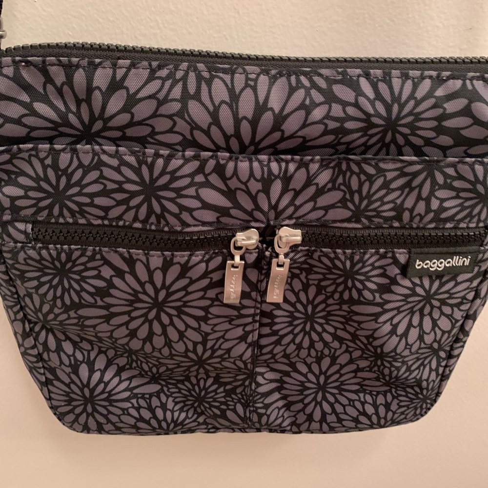 Versatile crossbody bag. New!